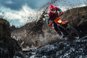 九游游戏中心网页版-郑钦文冲击巅峰，国王杯八强战火热来袭，勇士剑指零封雷霆