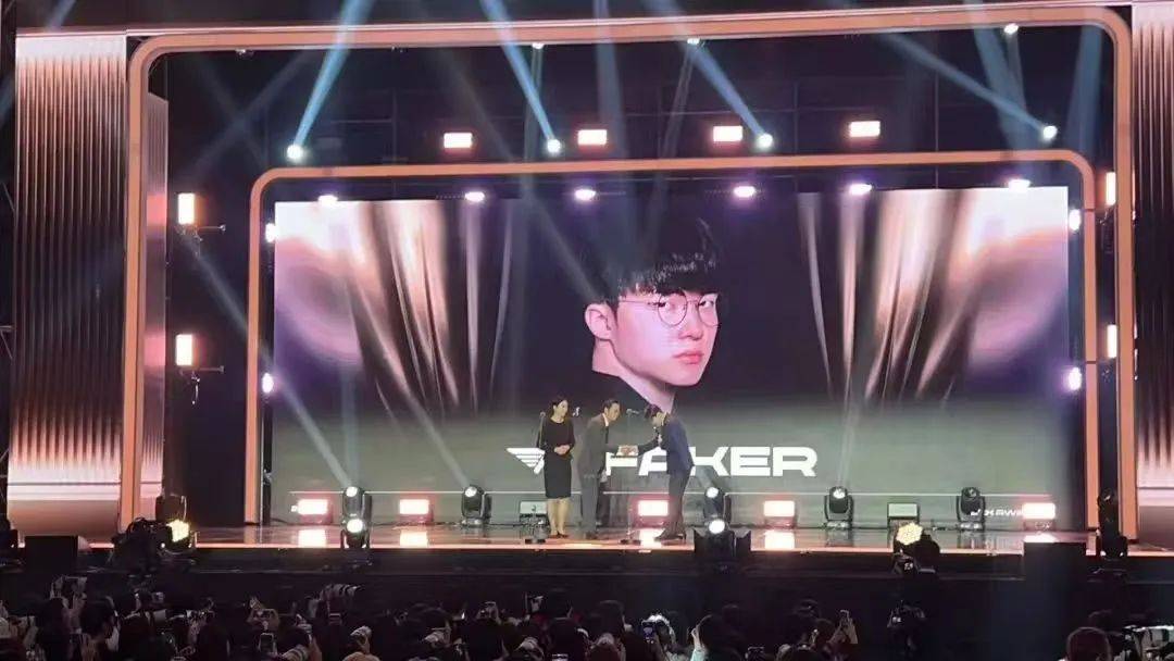 Faker迎来二十赛季高光表现，湖人球迷沸腾！